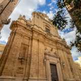 Per raggiungere Palazzo Verrone partiamo dal largo prospicente la seicentesca chiesa di Santa Teresa dei Maschi...